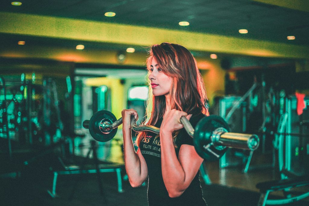 Entrenamiento de fuerza con pesas para ganar músculo y mejorar la resistencia