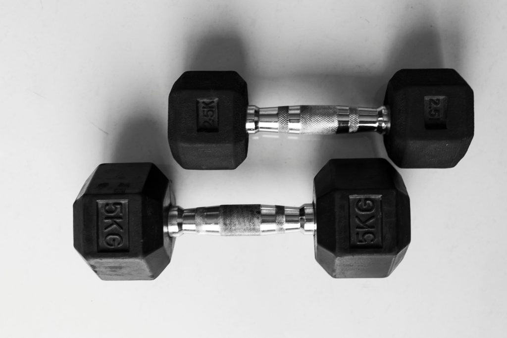 Mancuernas negras para entrenamiento de fuerza en WOW! Fitness Club Colmenar Viejo