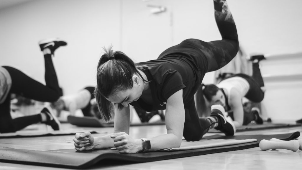 Entrenamiento en grupo y en comunidad en WOW! Fitness Club, centro deportivo boutique en Colmenar Viejo, con sesiones de fuerza, movilidad y pilates en grupos reducidos y un entorno cercano.