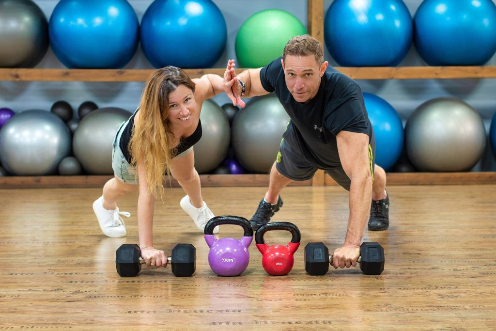 Entrenamiento funcional en pareja en un centro de fitness orientado al bienestar y la comunidad en Colmenar Viejo.